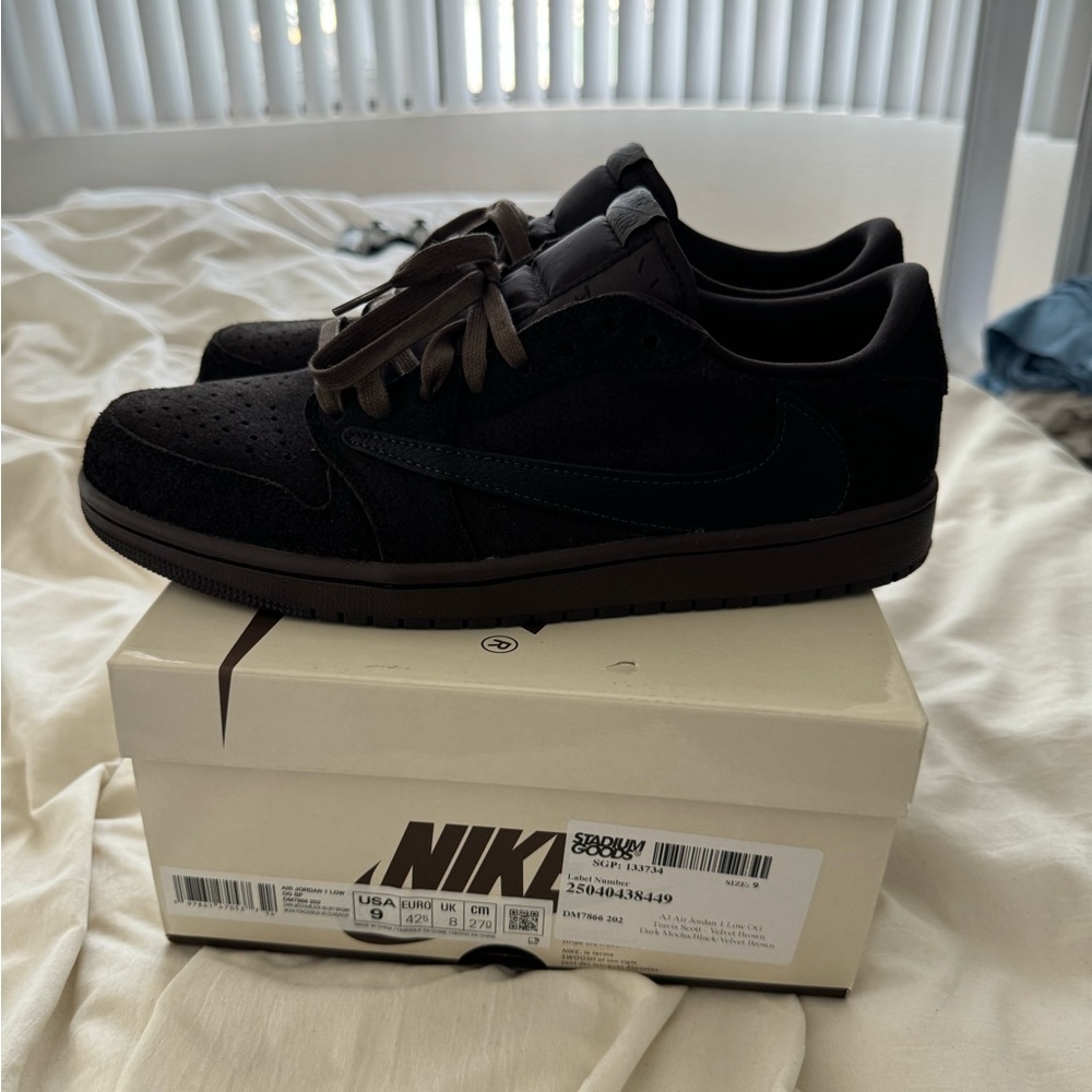 Travis Scott Black Sneakers Sleek Minimalist Design